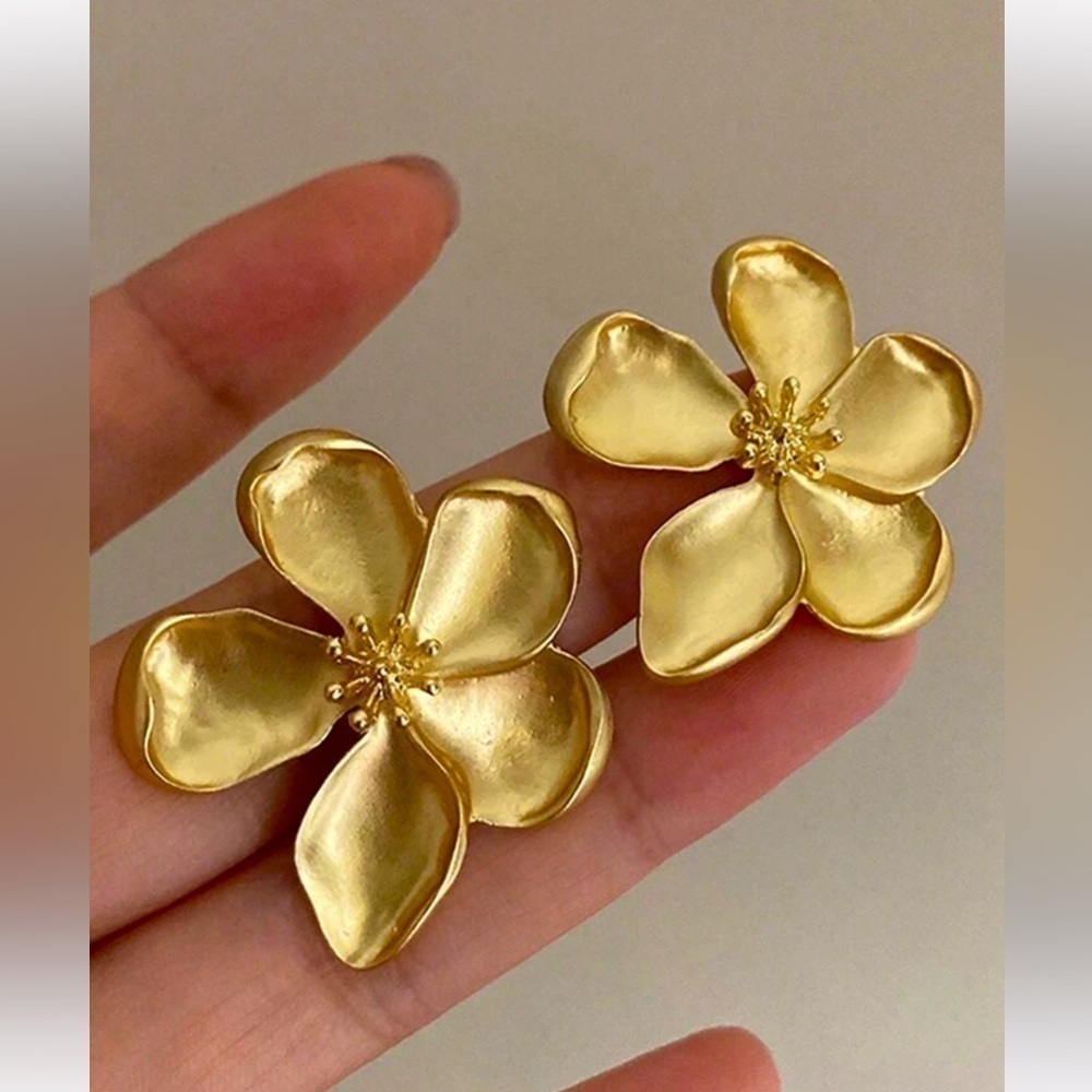 Gold or Red flower stud earrings - Picture 1 of 5
